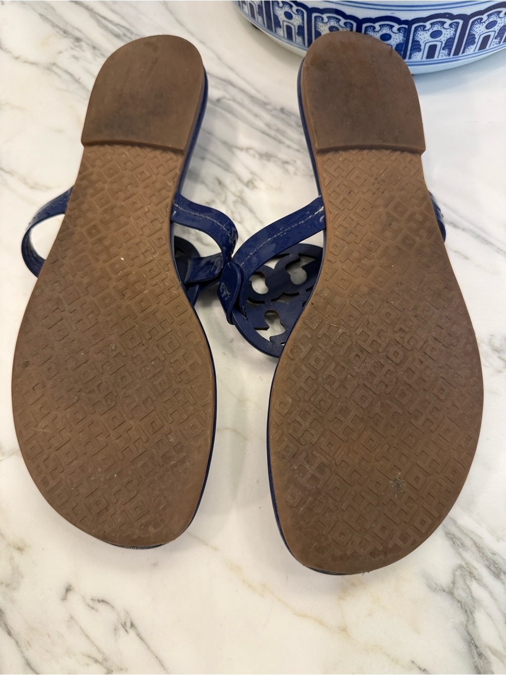Tory Burch Navy Patent Logo Thong Sandals - Picture 5 of 8